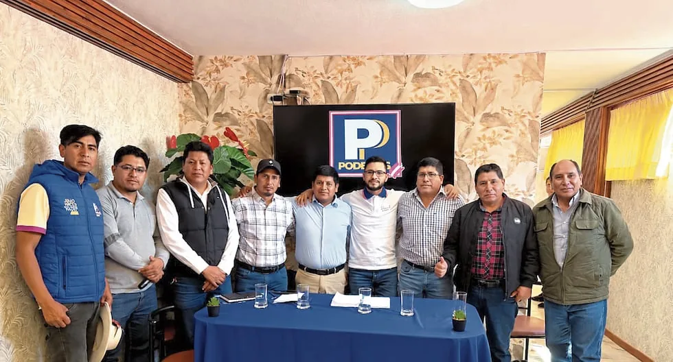 Fernando Orihuela junto a autoridades electas de Concepción frente al logo de Podemos Perú, en el encuentro de respaldo a su candidatura
