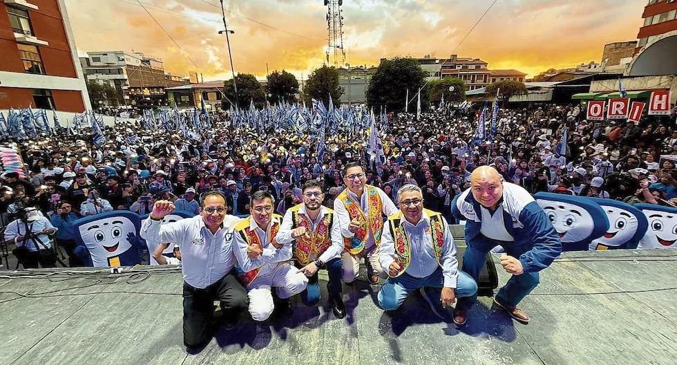 Fernando Orihuela y candidatos de Podemos Perú saludan desde el escenario ante una multitud en el cierre de campaña en Huancayo