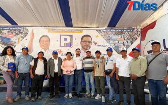 Representantes de comunidades campesinas de Tarma posan en grupo con simpatizantes ante un fondo de Podemos Perú, en la publicación de 7Días