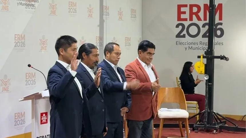 Candidatos al Gobierno Regional de Junín levantan la mano durante el debate organizado por el JNE en Huancayo, Elecciones Regionales y Municipales 2026