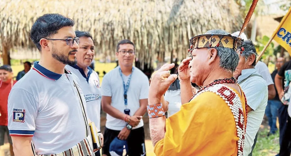 Fernando Orihuela conversa con un líder de comunidad nativa con vestimenta tradicional durante su visita a la Selva Central, Satipo y Chanchamayo