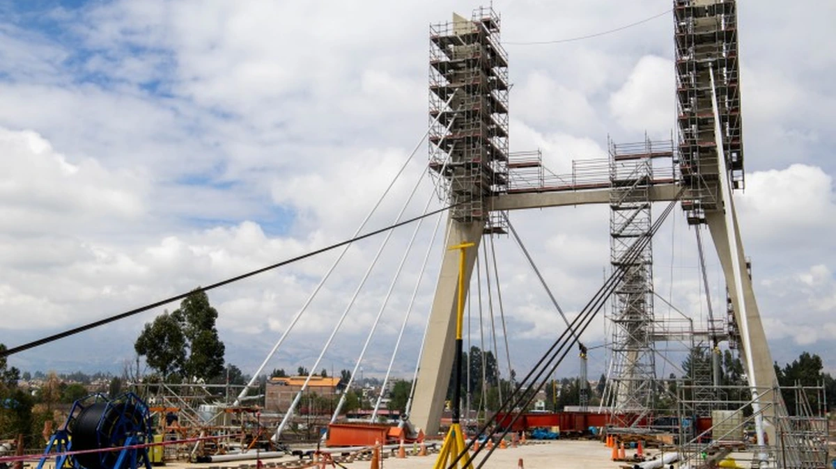 Torres y tablero del Puente Comuneros II con andamios durante su construcción