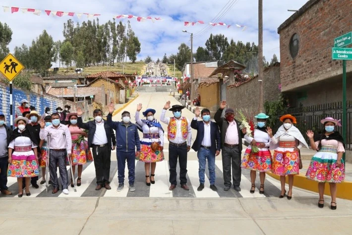 Vecinos y autoridades reunidos en una vía de Cochas Chico