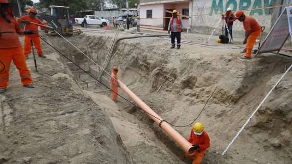 Obreros instalando tubería de alcantarillado en una zanja, obra de agua potable y saneamiento en Junín